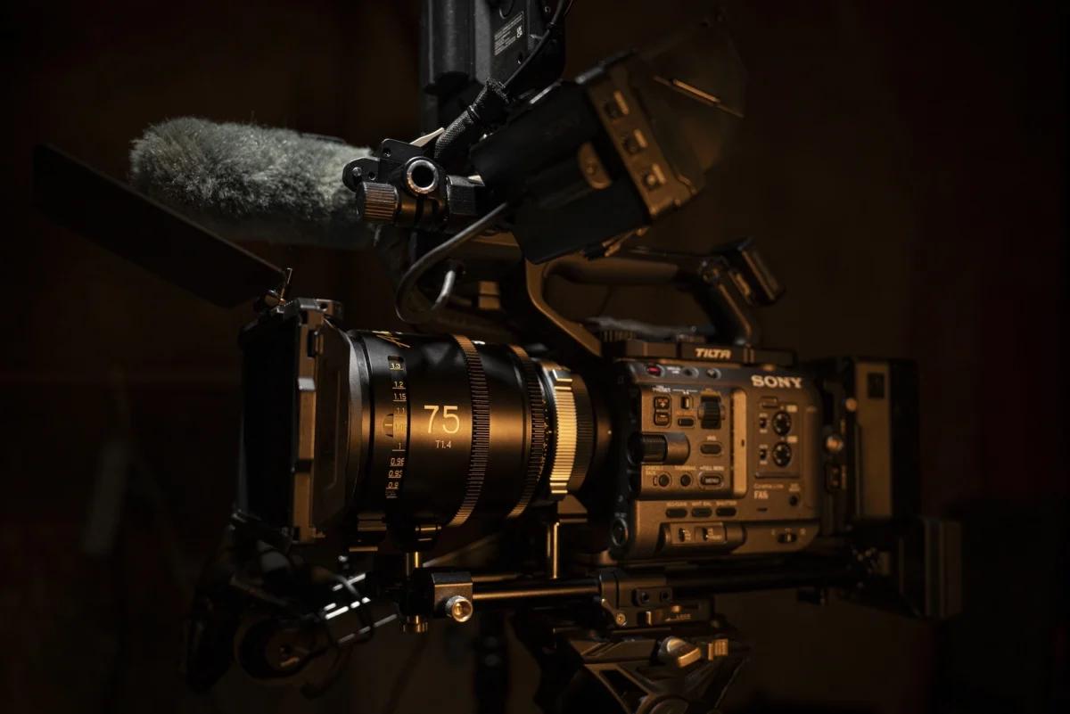 Cámara Sony FX& con lentes cinematográficas ARLES PRIMES de El Claroscuro Films