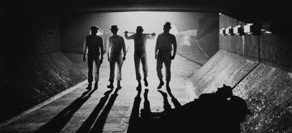 Fotograma de 'La naranja mecánica' con cuatro figuras en un túnel