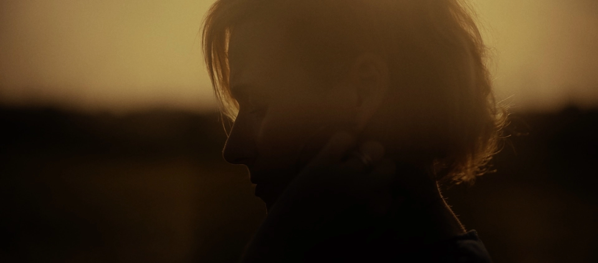Fotograma de un fashion film convertido en poesía visual, una visión onírica de una mujer en un atardecer